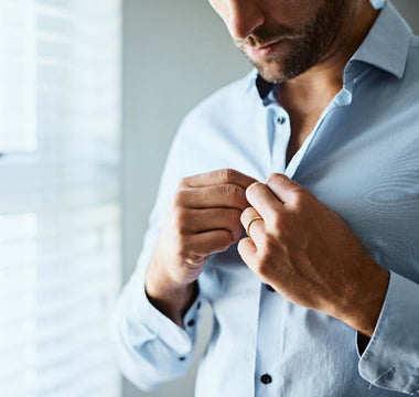 ¿Por qué usar camisa con camiseta interior debajo? | Abanderado