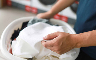 Cómo quitar el olor a sudor de la ropa: 5 trucos que funcionan | Abanderado